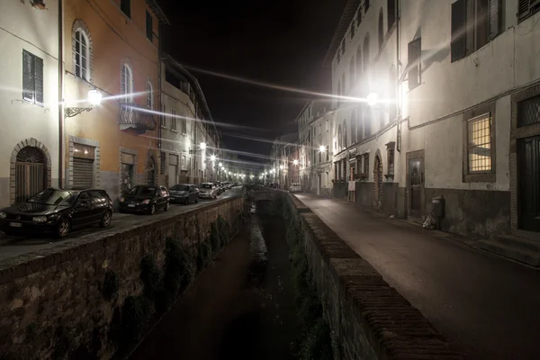 Notte in strada dei fossi vicino a Piazza Santo Francesco — Foto Stock