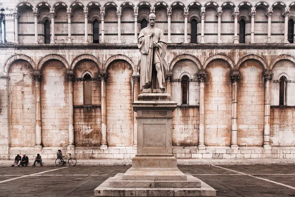 Staty av francesco burlamacchi med kyrkan san michele — Stockfoto