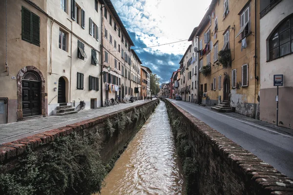 Silniční příkopy lucca strana místa Svatý francesco — Stock fotografie