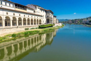 Floransa 'daki Uffizi Galerisi' nde yürüyorum.