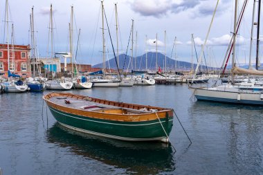 Molosiglio 'dan Napoli Körfezi ve Vezüv manzarası