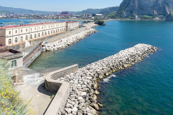 Nisida 'dan Porto Paone' a