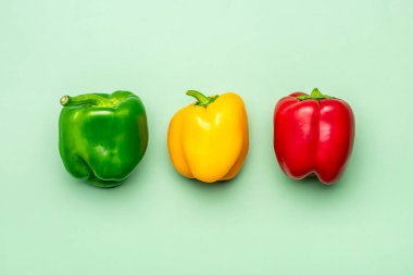 Doğal Organik Renkli İspanyol dolma biberi eğilim yeşil arka planda Üst görünümde