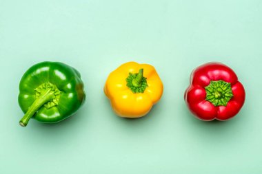 Doğal Organik Renkli İspanyol dolma biberi eğilim yeşil arka planda Üst görünümde