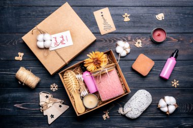 Bakım kutusu için hazır. Çevre dostu kozmetik. Tuz, tarak, el yapımı sabun, yağ şişeleri, sünger.