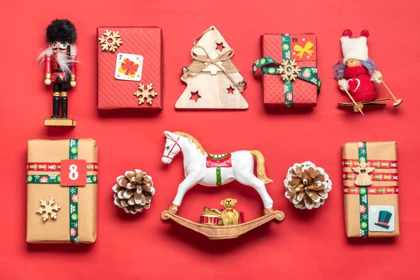 손으로 짠 붉은 색, 녹색 선물 상자 리본, 눈송이와 숫자로 장식, 크리스마스 장식 과 장식 테이블 Xmas 성탄절 달력 컨셉트 — 스톡 사진