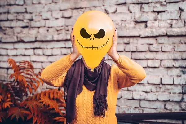 Girl Yard Holding Inflatable Balloon Evil Face Her Hands Happy — Stock Photo, Image