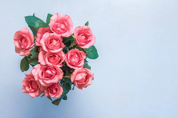 Romantisch Boeket Zachte Roze Rozen Pastelblauwe Achtergrond Vakantie Bloemenkaart Bruiloft — Stockfoto