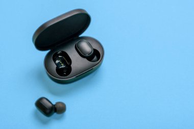 Bluetooth 5.0 destekli Redmi AirDots profesyonel kablosuz kulaklıkları çift taraflı aramalar için kullanılabilir ve dijital ses kalitesi mavi arka planda DSP dijital gürültü azaltma ve kapsülü ile güvence altına alınabilir.