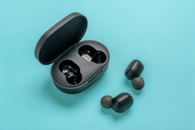 kablosuz kulaklıklar çift taraflı aramalar için kullanılabilir ve dijital ses kalitesi mavi arka planda DSP dijital gürültü azaltma ve kapsülü ile güvence altına alınır