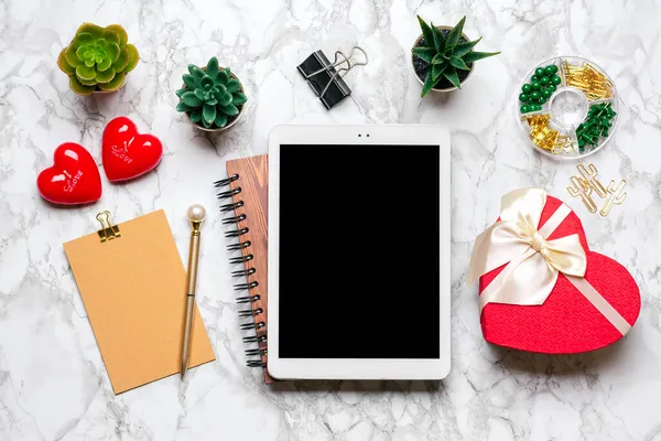 Hediye seçmek için tablet, satın almak için kahve, banka kartı, kutu, çanta, mermer masa üzerinde iki kalp düz bir alışveriş listesi, Sevgililer Günün kutlu olsun, çevrimiçi alışveriş konsepti