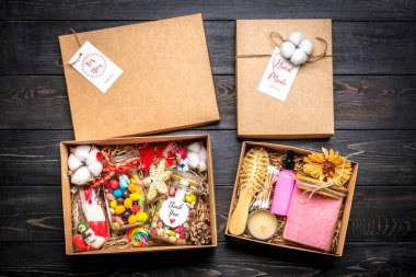 Bakım kutusu için hazır. Çevre dostu kozmetik. Banyo tuzu, tarak, el yapımı sabun, yağ şişeleri, sünger, tatlılar..