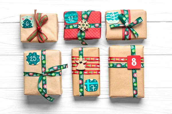 Handgefertigte Rote Grüne Geschenkboxen Verziert Mit Bändern Schneeflocken Und Zahlen — Stockfoto