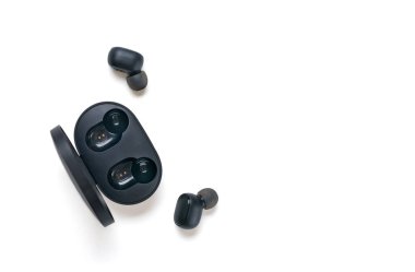 kablosuz kulaklıklar çift taraflı aramalar için kullanılabilir ve dijital ses kalitesi beyaz arka planda DSP dijital gürültü azaltımı ve kapsülü ile güvence altına alınır