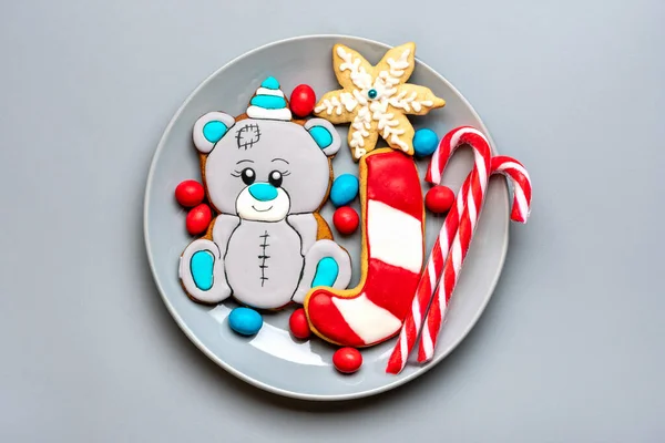 Gingerbread Cookies Decorated Glaze Shape Bear Hat Lollipop Snowflakes Plate — Stock Photo, Image