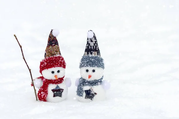 Joyeux Noël et bonne année carte de vœux avec espace de copie Joyeux deux bonhommes de neige en rouge, casquette bleue et écharpe debout dans fond de neige d'hiver Conte de fées de Noël Bonjour Janvier, Février concept — Photo