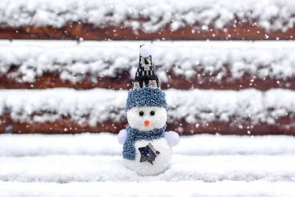 Καλά Χριστούγεννα και καλή χρονιά ευχετήρια κάρτα με αντίγραφο χώρου Ευτυχισμένος μικρός χιονάνθρωπος με κόκκινο καπέλο και μαντήλι στέκεται στο χειμερινό χιόνι φόντο Χριστούγεννα παραμύθι Γεια Ιανουάριος, Φεβρουάριος έννοια — Φωτογραφία Αρχείου