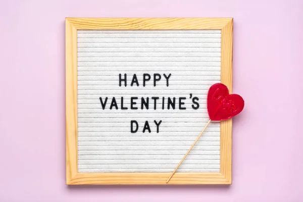 Texto Feliz Día San Valentín Tablero Fieltro Caramelos Rojos Corazón — Foto de Stock