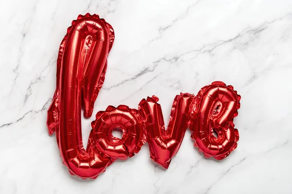 Inflatable Letters Love Red Color Isolated Marble Background Flat Lay — Stock Photo, Image