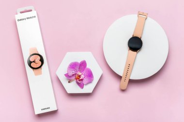 Bangkok, Tayland, Mart 2022 Samsung Galaxy saat aktif 4, 40 mm podyum ve kutu pembe arka plan izole.