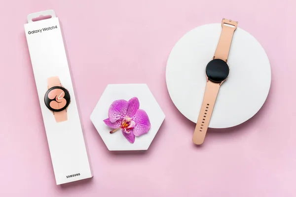 Bangkok, Tayland, Mart 2022 Samsung Galaxy saat aktif 4, 40 mm podyum ve kutu pembe arka plan izole.