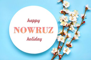 Kayısı ağacının tomurcukları çiçeklerle ve metinlerle Mutlu Nowruz Tatili Bahar Konsepti geldi Üst Manzara düzleşir Merhaba, Nisan, Mayıs, İran Yeni Yılı.