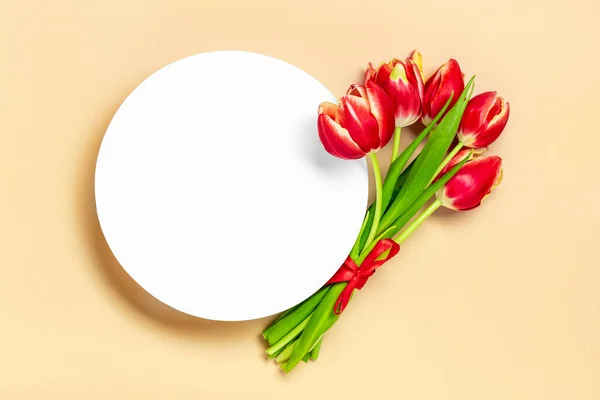 Ramo Tulipanes Rojos Podio Blanco Sobre Fondo Beige Vista Superior —  Fotos de Stock