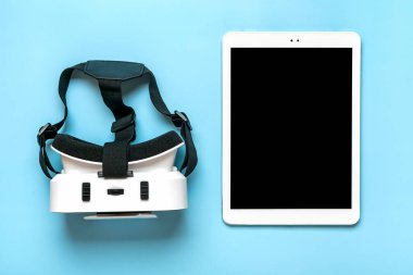 Siyah ekran ekranlı beyaz tablet, mavi arkaplandaki sanal gerçeklik oyunları için vr gözlükleri Üst görünüm yatay Düzleştirme Teknoloji konseptini kopyala