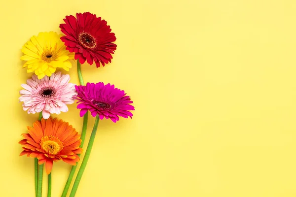 Boeket Gerbera Gele Achtergrond Topweergave Flat Lay Vakantie Wenskaart Happy — Stockfoto