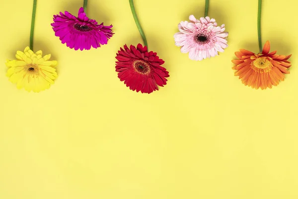 Boeket Gerbera Gele Achtergrond Topweergave Flat Lay Vakantie Wenskaart Happy — Stockfoto