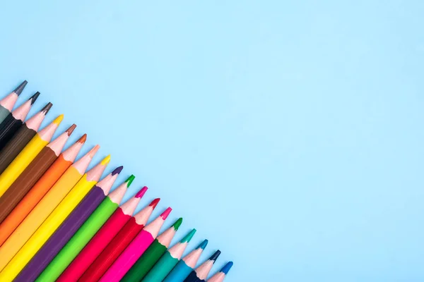 青い背景に隔離された色の鉛筆のセットトップビューフラットレイ教育 クラフトコンセプト Mock — ストック写真