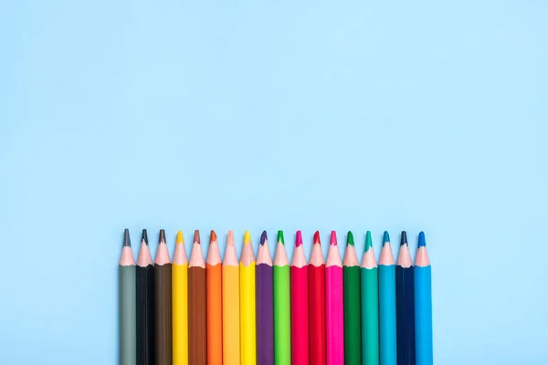 Set Colored Pencils Isolated Blue Background Visão Superior Flat Lay — Fotografia de Stock