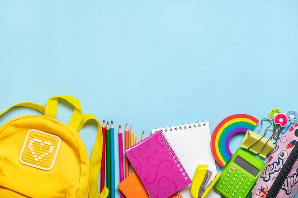 Voltar Escola Conceito Educação Mochila Amarela Com Material Escolar Caderno — Fotografia de Stock