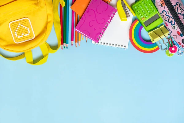 Voltar Escola Conceito Educação Mochila Amarela Com Material Escolar Caderno — Fotografia de Stock