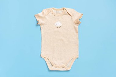 güzel aksesuarlar - yeni doğan için kıyafetler, mavi arka planda izole edilmiş pamuk fotokopi alanı çocukluk, annelik, moda tekstili ve yeni doğan Top view.