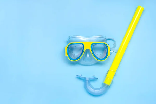 Amarelo Máscara Natação Para Snorkel Isolado Fundo Azul Flat Lay — Fotografia de Stock