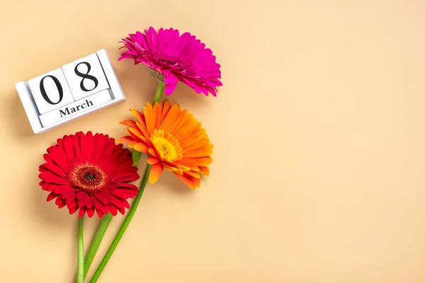 Μπουκέτο Λουλούδια Gerbera Ημερολόγιο Ημερομηνία Μαρτίου Μπεζ Φόντο Holiday Ευχετήρια — Φωτογραφία Αρχείου