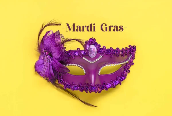 Mardi Gras Lettering Congratulation Card Violet Mask Yellow Background Top — Stockfoto