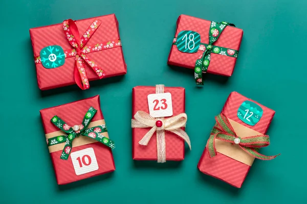 Advent Calendar Handmade Wrapped Red Green Gift Boxes Decorated Ribbons — Zdjęcie stockowe