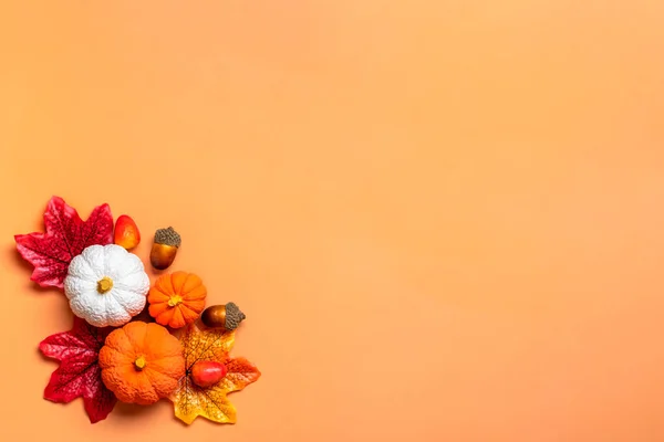 Höstbukett Ekollon Bär Lönnlöv Pumpor Isolerad Orange Bakgrund Platt Låg — Stockfoto