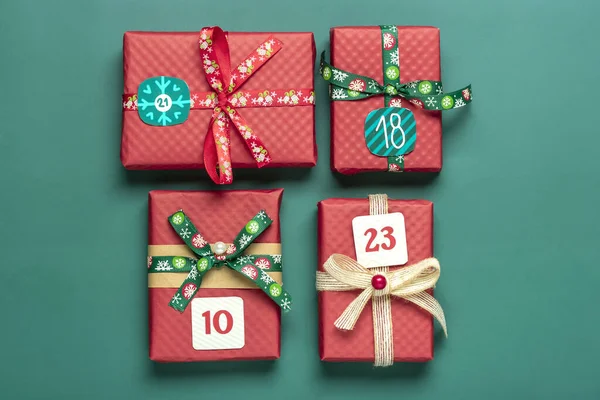 Kalendarz Adwentowy Boże Narodzenie Koncepcja Ręcznie Zawinięte Czerwone Zielone Pudełka — Zdjęcie stockowe