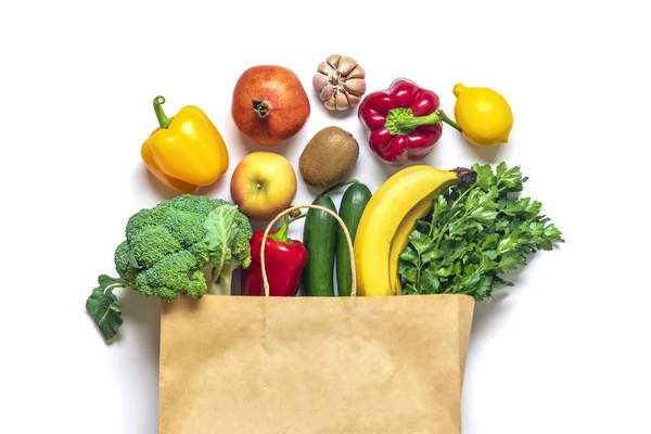 Екологічно Чистий Паперовий Пакет Сирими Органічними Зеленими Овочами Ізольовані Білому — стокове фото