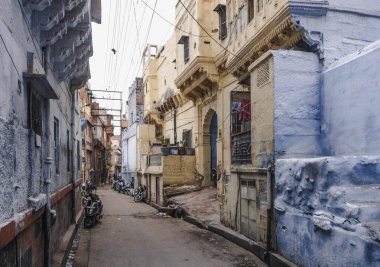 Hindistan 'ın mavi şehrinin dar sokakları Jodhpur (Jodhpur)