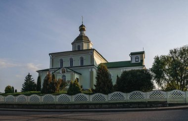 Aziz Peter Kilisesi ve Beyaz Rusya 'nın Korelichi köyündeki Paul Ortodoks Kilisesi