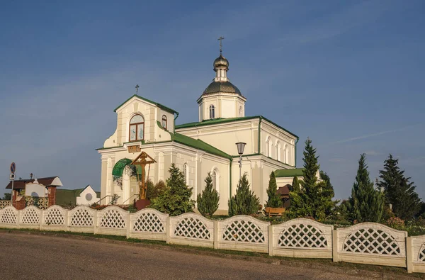 Εκκλησία Των Αγίων Πέτρου Και Παύλου Ορθόδοξη Εκκλησία Στο Χωριό — Φωτογραφία Αρχείου