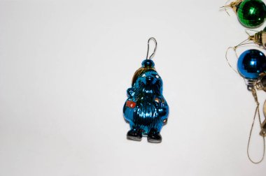 Beyaz arka planda yeni yıl oyuncakları, çeşitli şeyler. Noel, Noel süslemeleri, tatil. Tasarım.