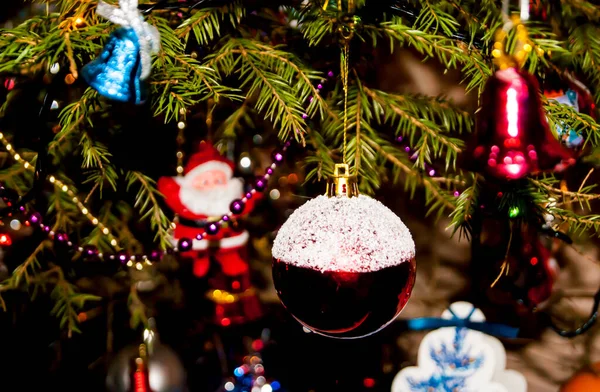 新年或圣诞节的生活装饰华丽的云杉特写 祖父霜冻和红白玻璃球与绿枝的背景 — 图库照片
