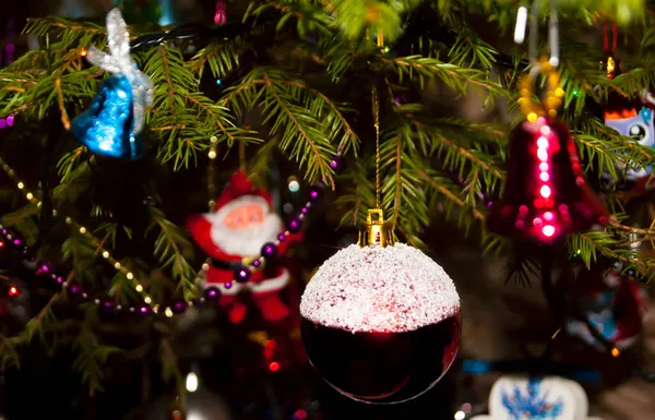 Yeni Yıl Noel Zarif Dekore Edilmiş Ladin Ağacını Yakından Yaşar — Stok fotoğraf