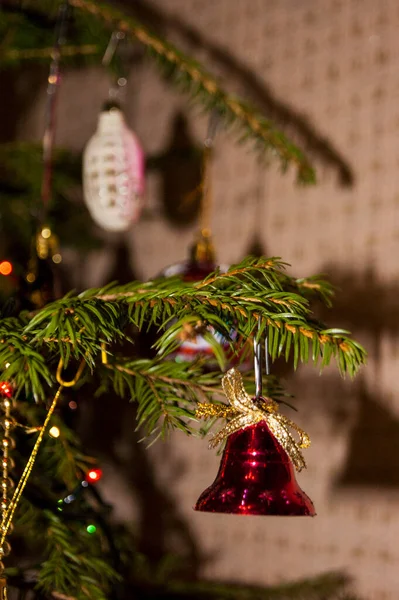 Nový Rok Nebo Vánoce Žít Elegantně Zdobené Smrk Close Červený — Stock fotografie