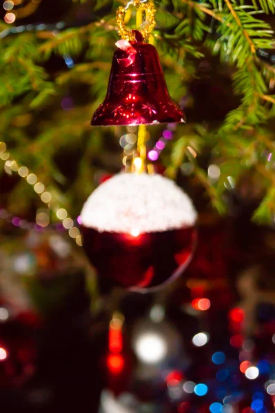 Nový Rok Nebo Vánoce Žít Elegantně Zdobené Smrk Close Červený — Stock fotografie